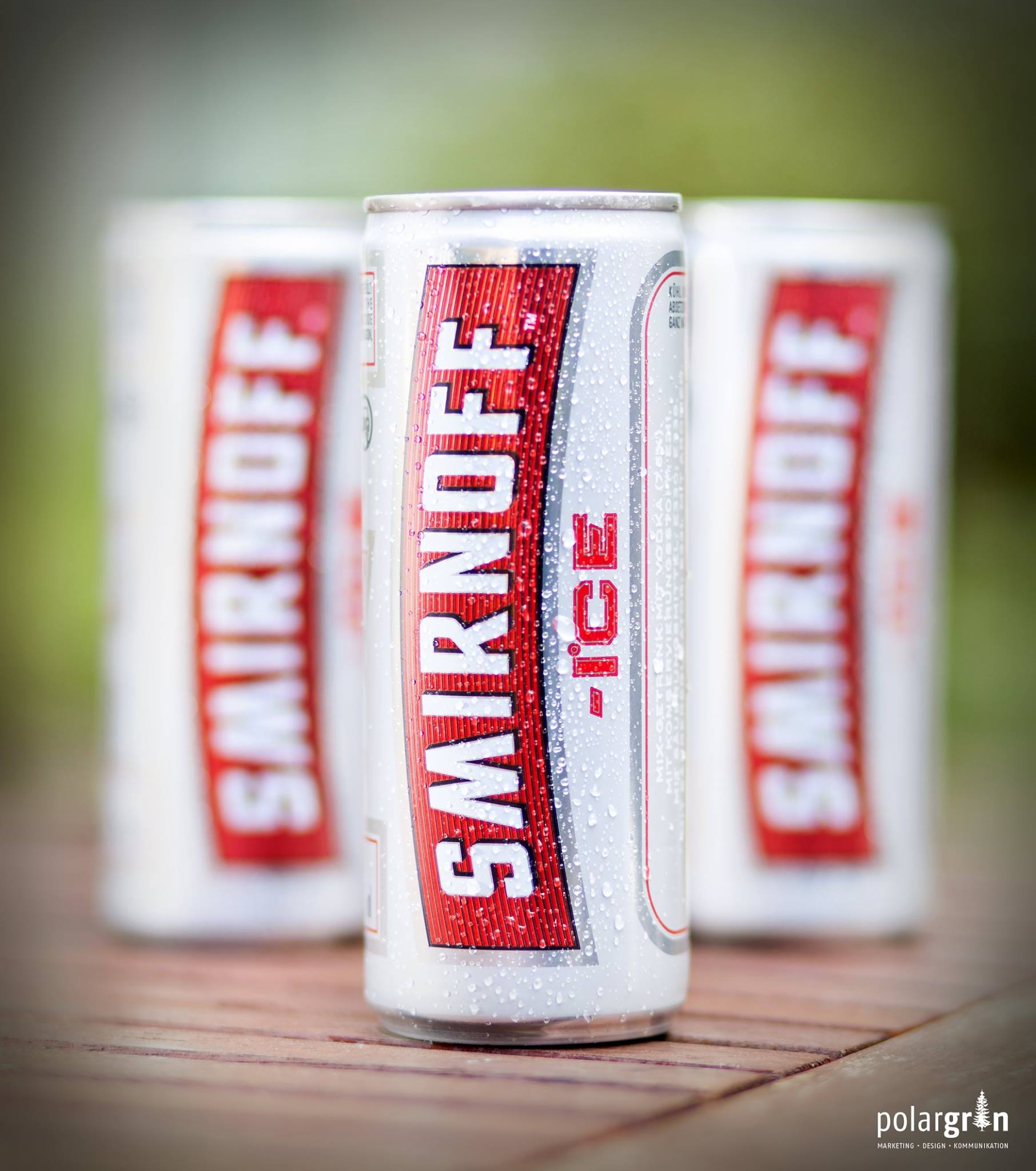 Drei Dosen Smirnoff Ice auf einem Holztisch