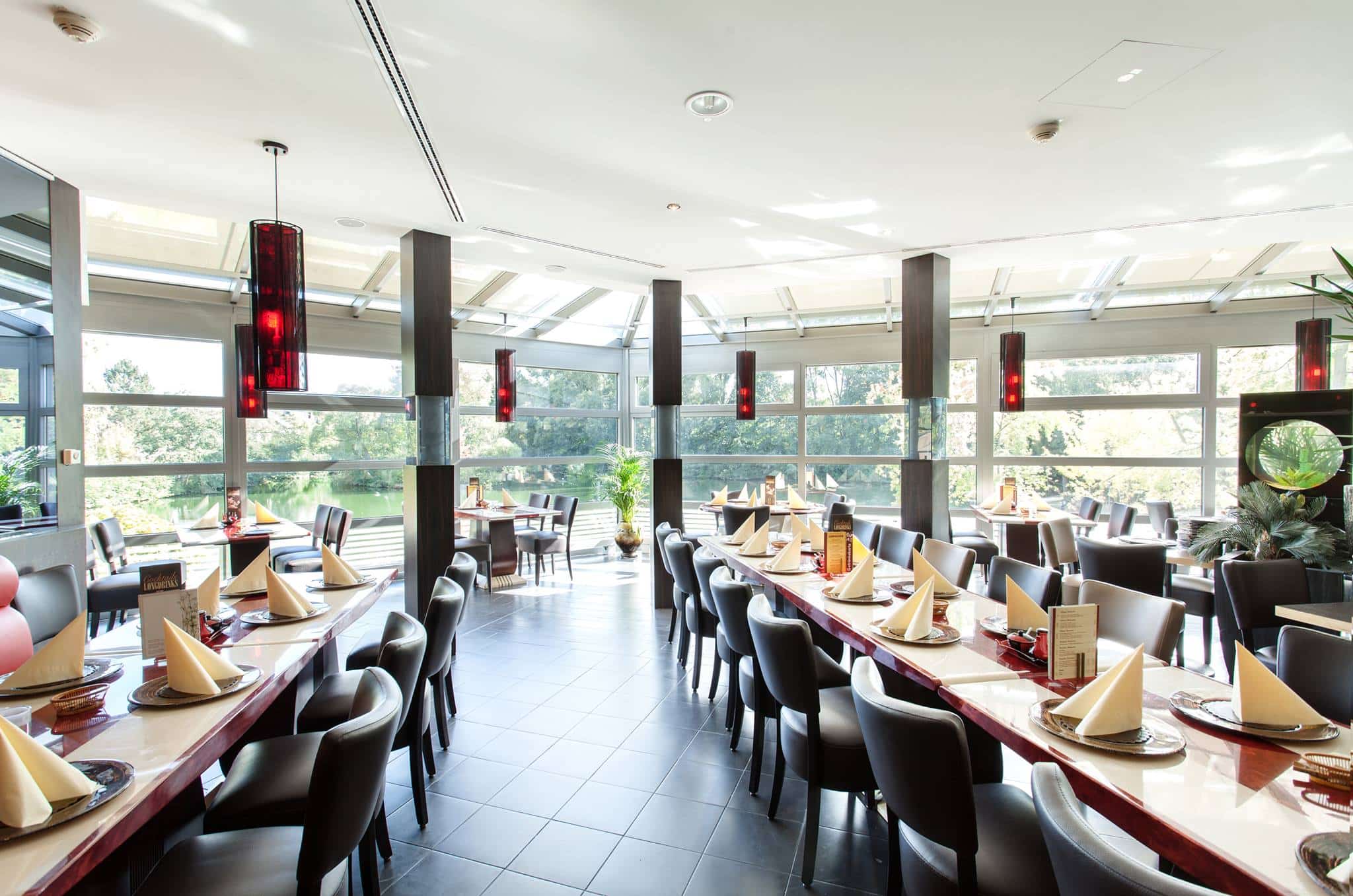 Restaurant mit langer Tafel und eingedeckten Plätzen