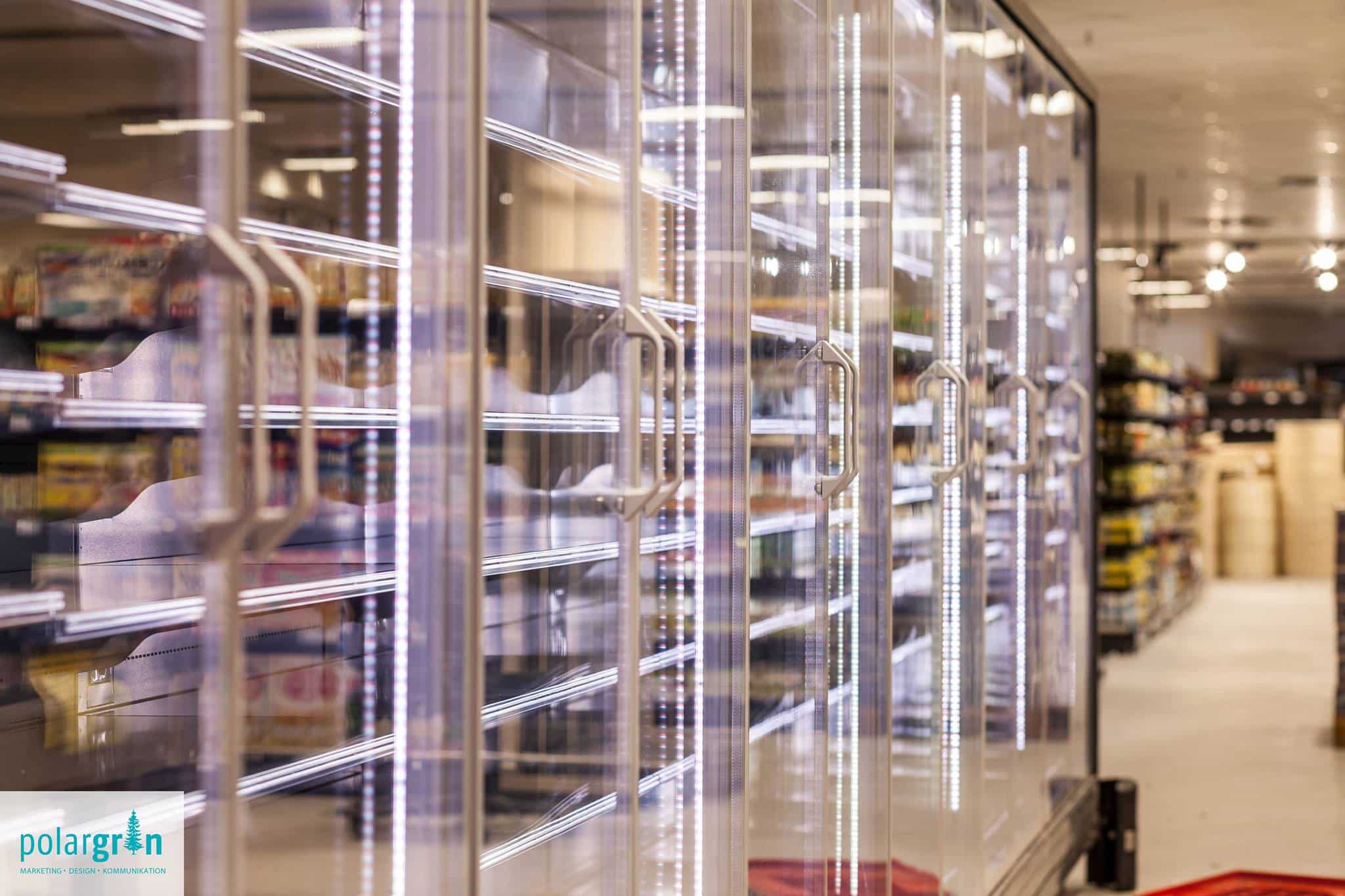 Kühlregale mit Glastüren in einem Verkaufsraum