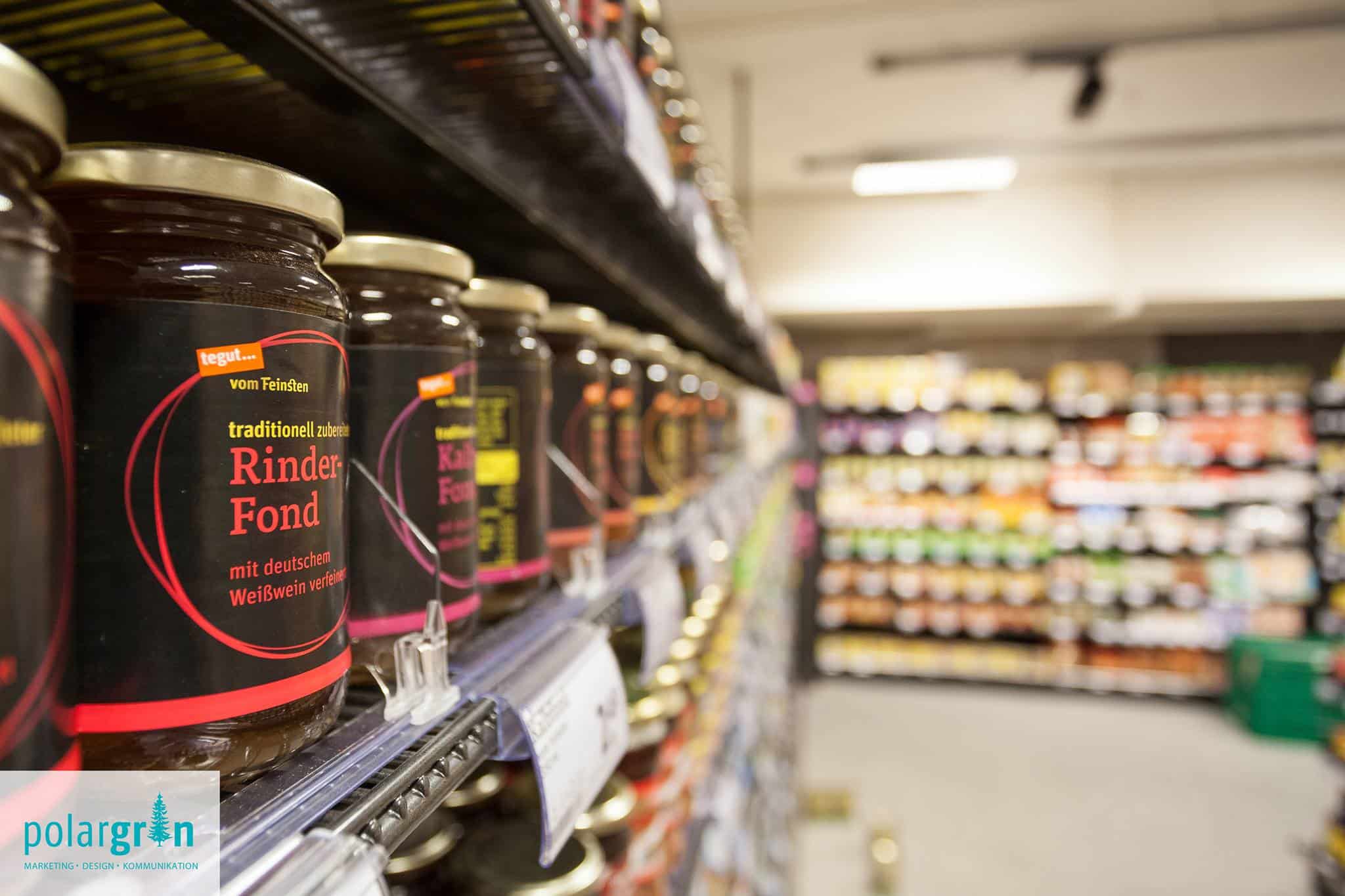 Regal mit Gläsern Rinderfond in einem Markt