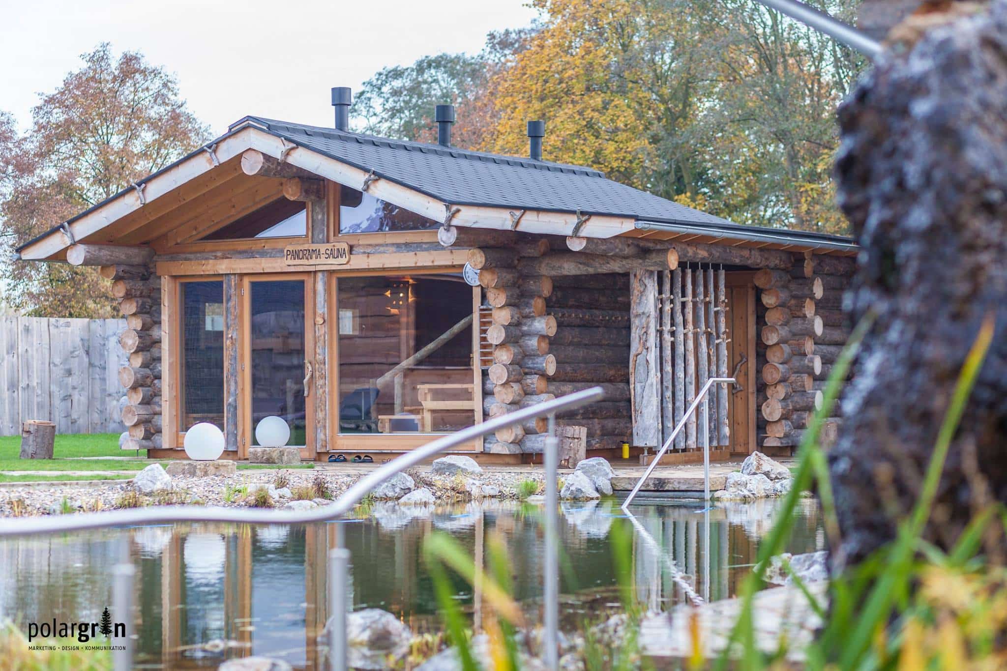 Blockhaus-Sauna am Naturteich im Garten