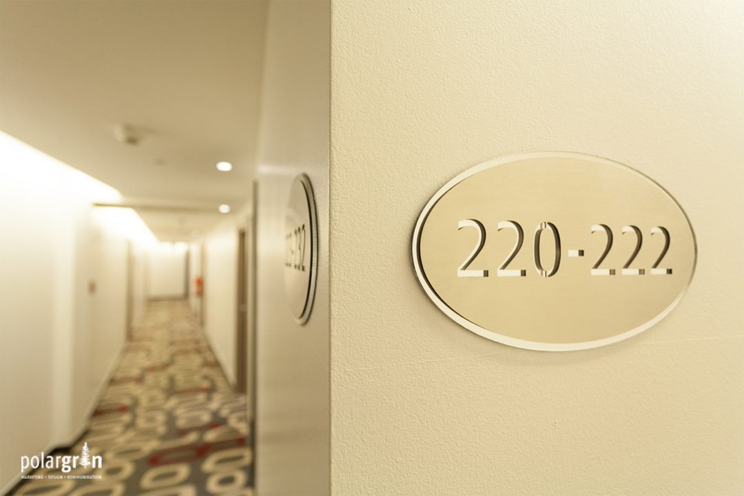 Hotelflur mit dem Zimmerschild 220–222