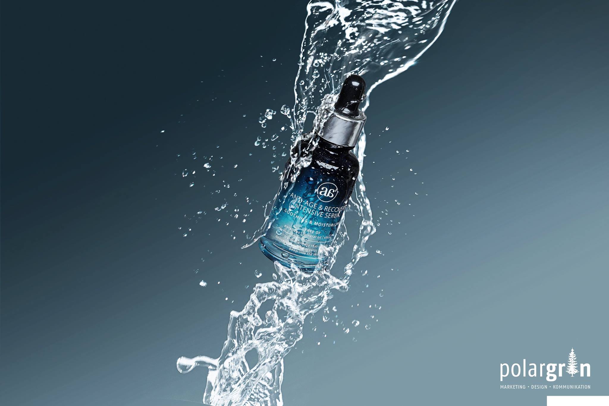 Produktaufnahme: Flasche im aufspritzenden Wasser