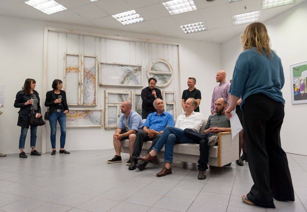 Besuchergruppe im Ausstellungsraum bei einer Vernissage