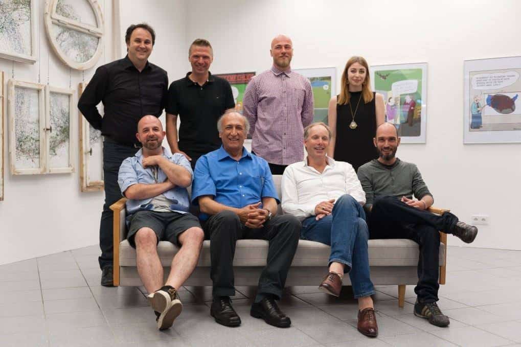 Gruppenbild von Künstlern und Gästen im Ausstellungsraum