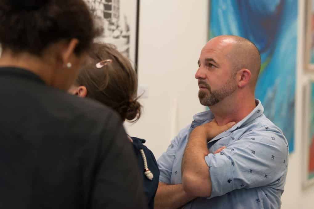 Besucher im Gespräch bei einer Vernissage