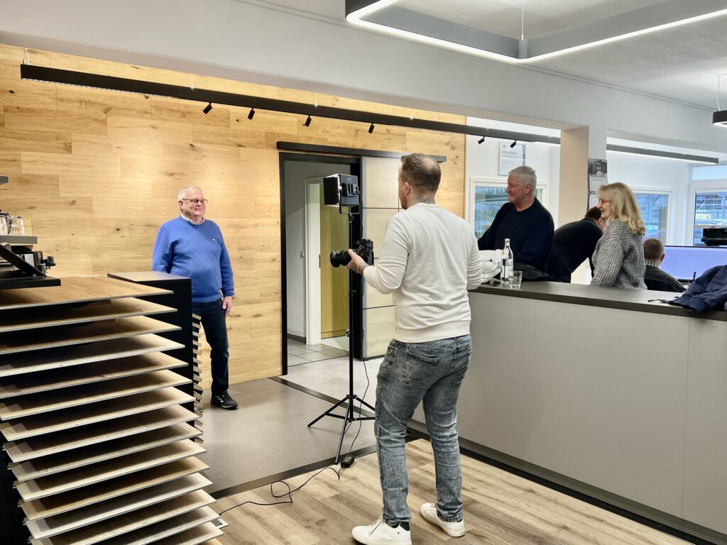 Fotoshooting in der Ausstellung der Rogowski Holzhandlung: unser Fotograf nimmt eine Person vor der Holzwand auf