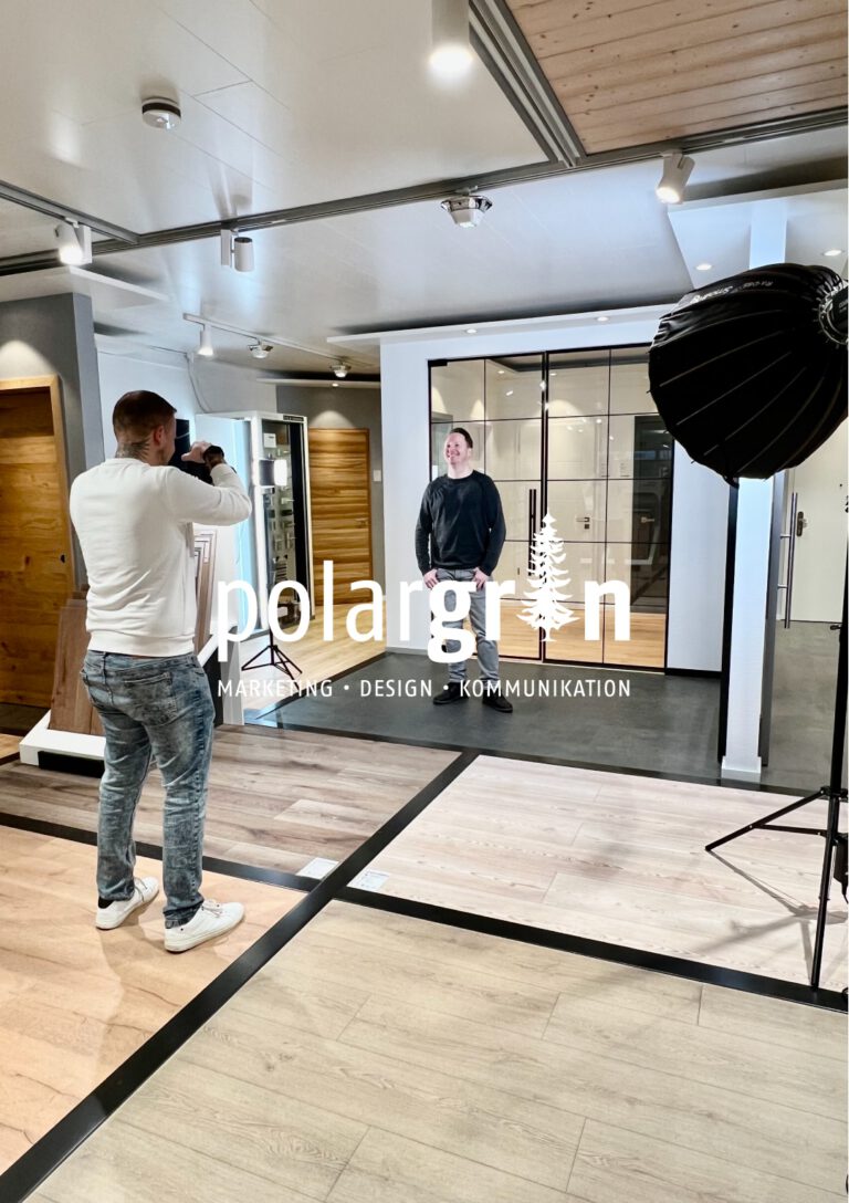 Fotograf im Studio vor der Polargrün-Wand bei einem Porträttermin
