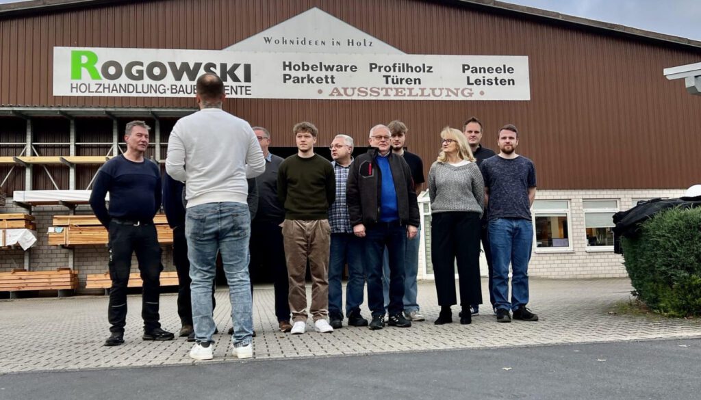 Fotoshooting auf dem Gelände der Rogowski Holzhandlung: das Team vor der Ausstellungshalle, vorn unser Fotograf