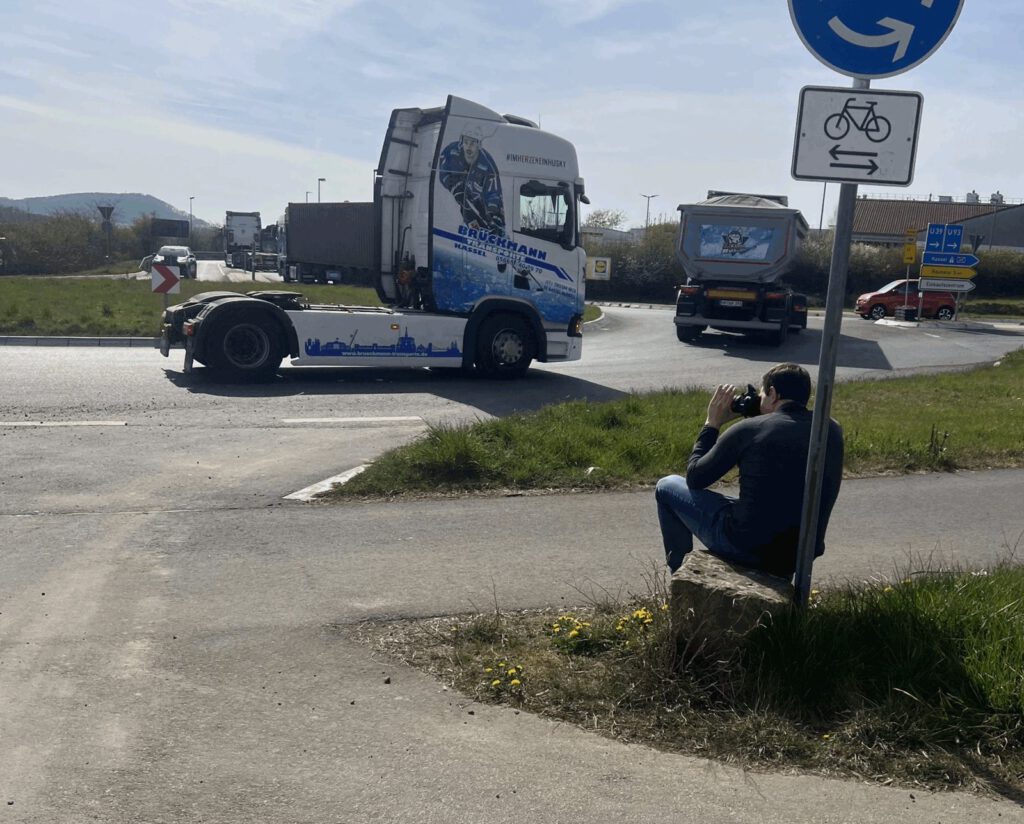 Fotoshooting bei Brückmann Transporte: ein Lkw im Kreisverkehr, davor unser Fotograf