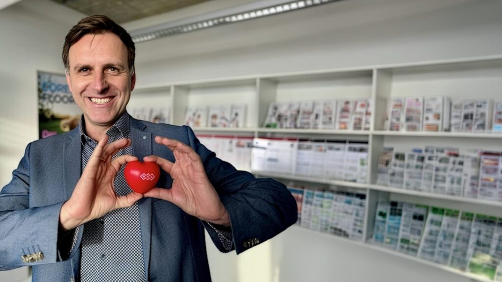 Christian Gebhardt von CG Medizintechnik mit einem roten Herz mit Firmenlogo