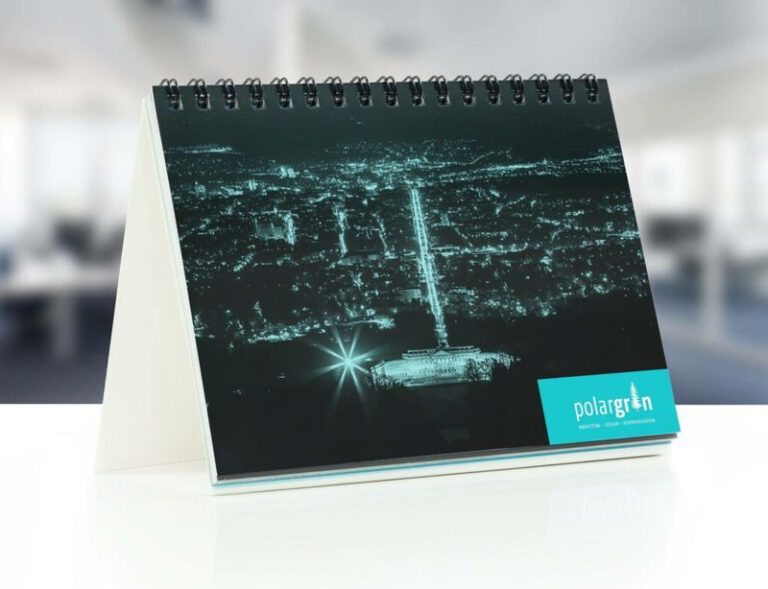 Tischkalender von Polargrün mit einer Nachtaufnahme von Kassel