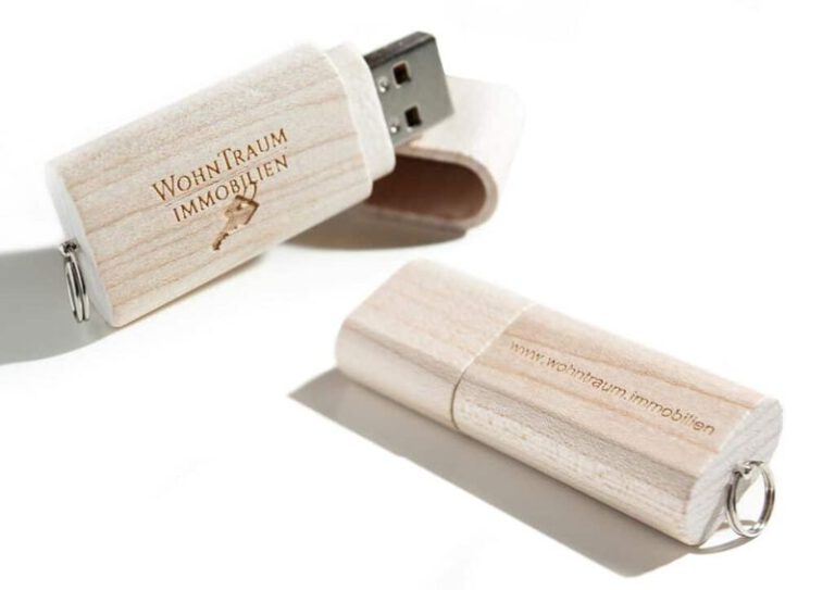 USB-Sticks aus Holz mit Gravur von Wohntraum Immobilien