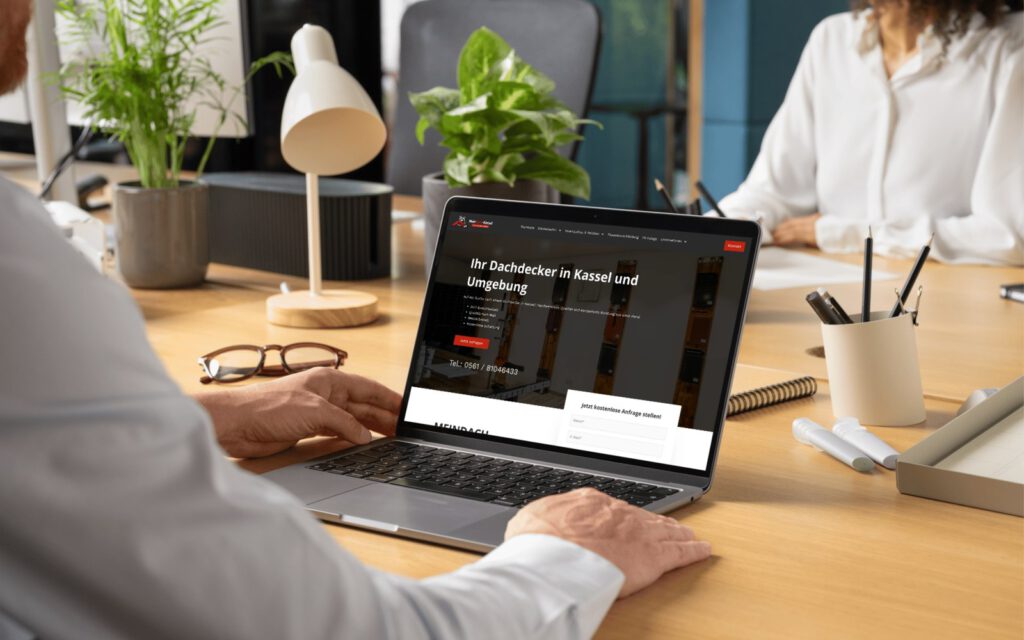 MeinDach-Kassel: die Website auf einem Bildschirm am Arbeitsplatz