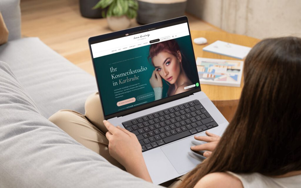 City Cosmetic: die Website auf einem Bildschirm am Arbeitsplatz