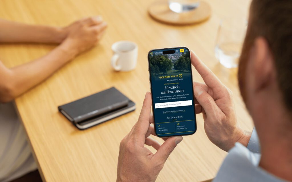 Golden Tulip Hotel Reiss: die Website auf einem Bildschirm am Arbeitsplatz