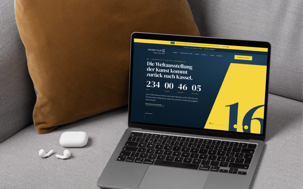 Golden Tulip Hotel Reiss: die Website auf einem Bildschirm am Arbeitsplatz
