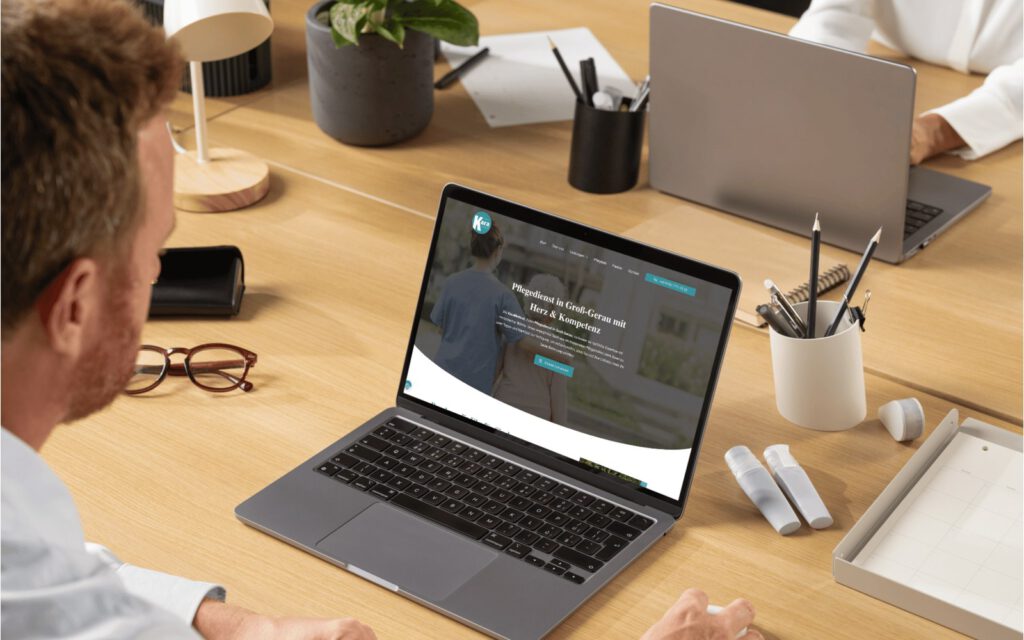 Kara Medical: die Website auf einem Bildschirm am Arbeitsplatz