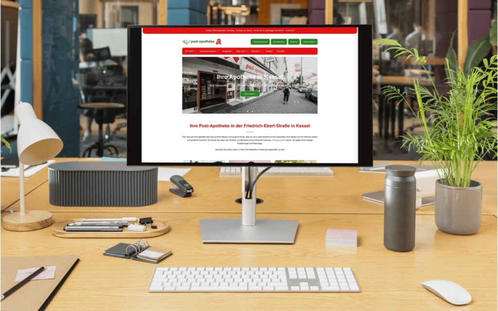 Post-Apotheke Kassel: die Website auf einem Bildschirm am Arbeitsplatz
