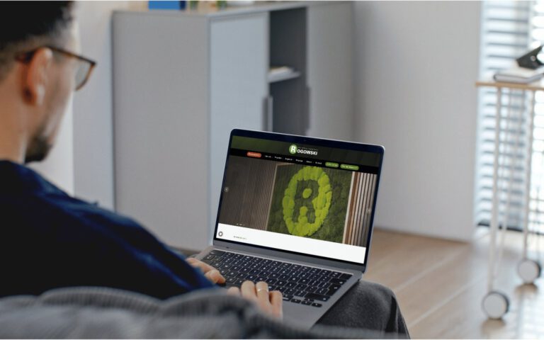 Rogowski Holzhandlung: die Website auf einem Bildschirm am Arbeitsplatz