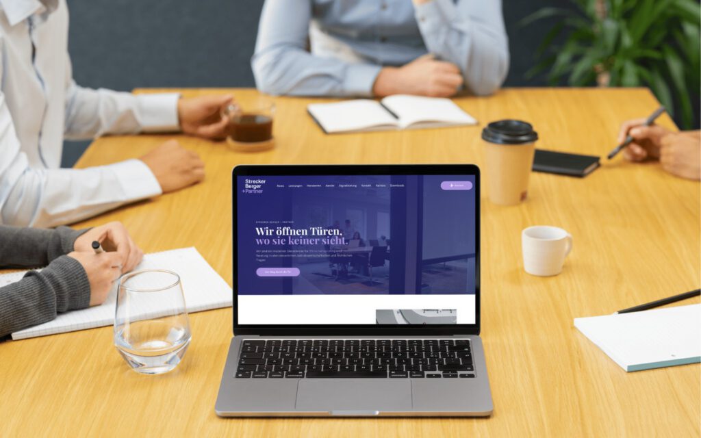 Strecker Berger + Partner: die Website auf einem Bildschirm am Arbeitsplatz