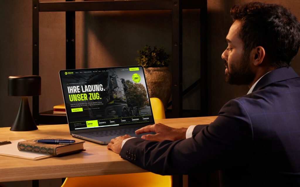TRUCKTAT: die Website auf einem Bildschirm am Arbeitsplatz