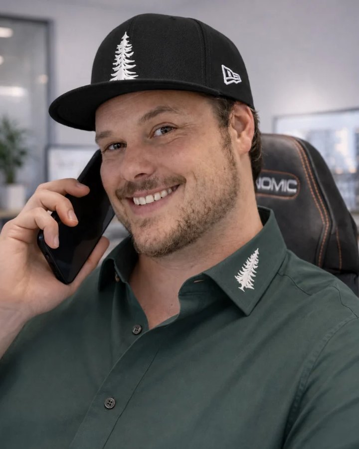 Hendrik Koch, Inhaber von Polargrün, am Telefon im Büro